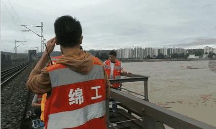  临时|特大洪水来临时，为什么火车要开到桥上停着？