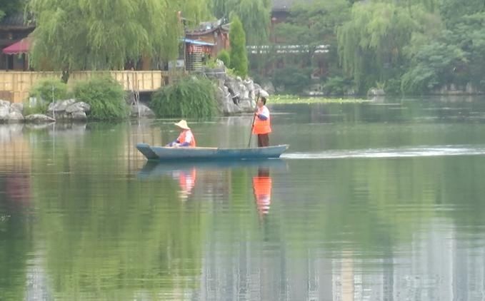  救人|男子跳湖救人，两部手机废了！目击者：手机我们买！