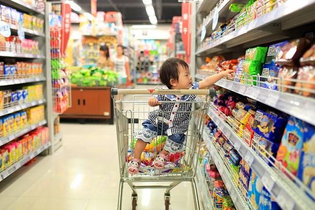 工作人员|熊孩子超市给薯片“放气”，宝妈护短被反怼，路人：就得这么治