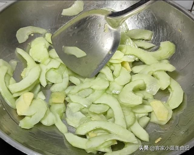 夏天|它不是黄瓜,夏天宁可不吃肉也要吃它,简单易做,开胃消暑又下饭