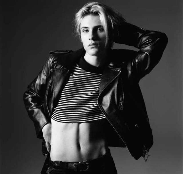 小哥|Lisa心头好牵手18岁男神小哥，人间芭比遗憾落选，粉丝哭了