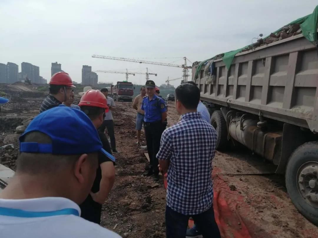  处置建筑垃圾|乱倒建筑垃圾+车辆遗撒，罚款7000元！