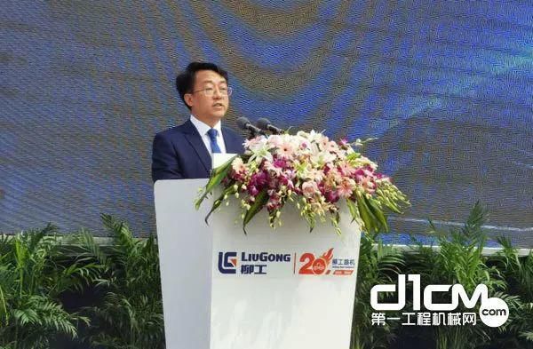 新品|“七剑下天山”丨柳工路机七款新品燃爆20周年庆典现场