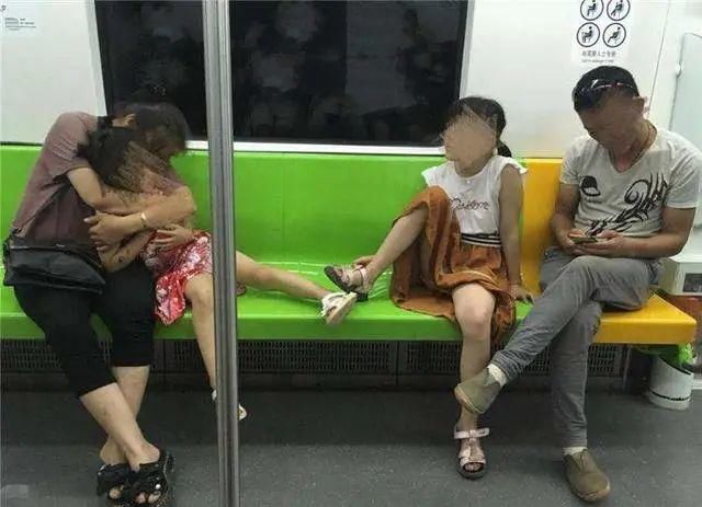 地铁|地铁上，爸爸带女儿等地铁的照片火了，网友：最高级别的炫富