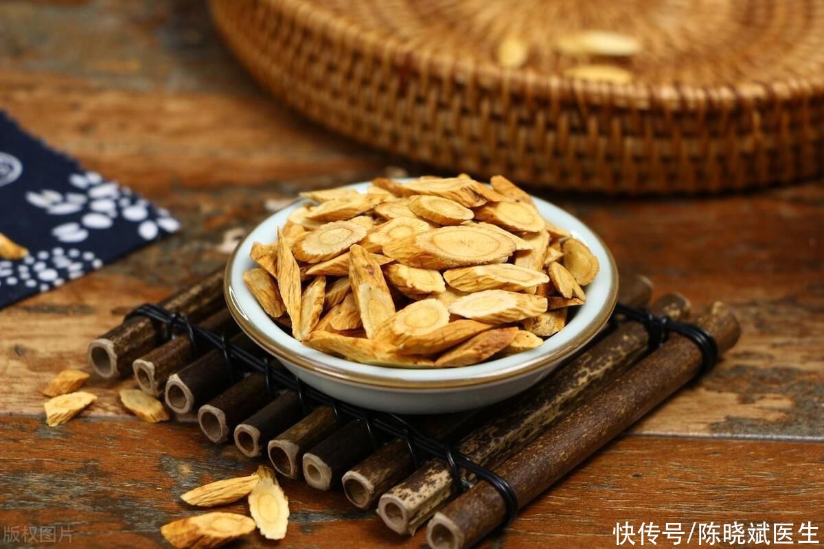 黄芪伤肾坚持喝黄芪泡水危害多(黄芪伤肾，长期喝黄芪泡水危害多？提醒：真正伤肾的是3种中药)