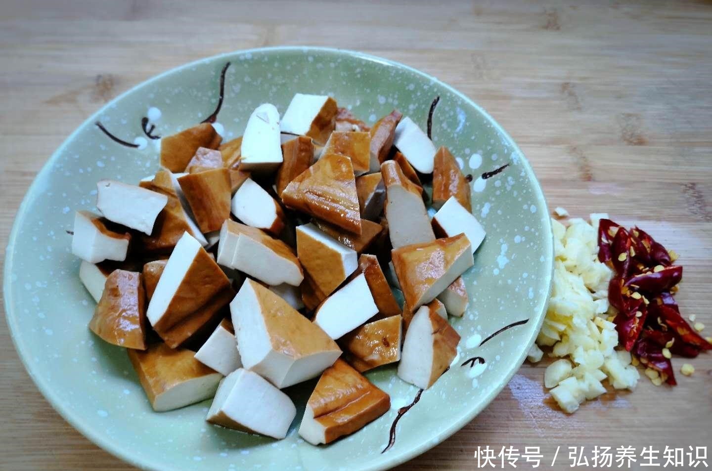 好吃|这俩食材是绝配，一香一鲜，简单一炒，比肉还好吃，多吃不长肉！