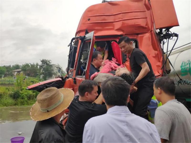  求救|银昆高速上两挂车相撞 驾驶舱内传来求救声……