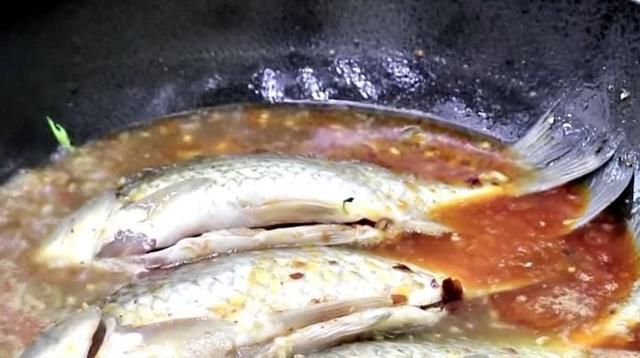  葱葱鲫鱼|鲫鱼和小葱的新吃法，做法简单，营养美味又解腻，上桌都抢着吃