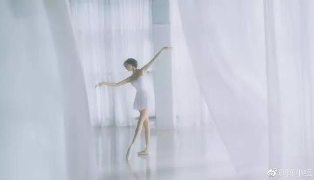  爆炸|凭“双料冠军”美爆炸热搜的她，才不是无辜“被绿”的傻白甜