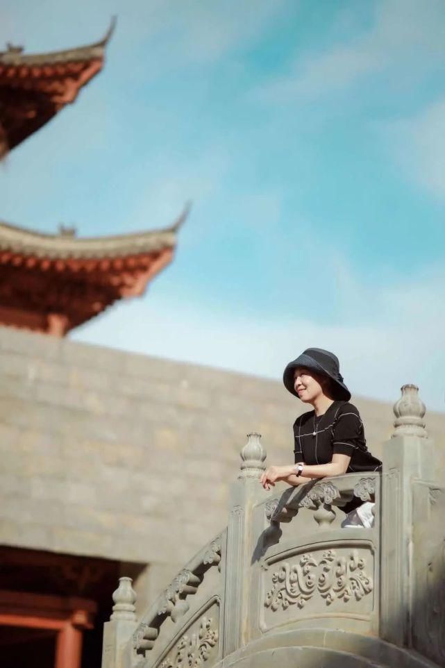 也能拍出|女人到了中年拍照别比剪刀手，送你7个姿势，拍照优雅好看有气质