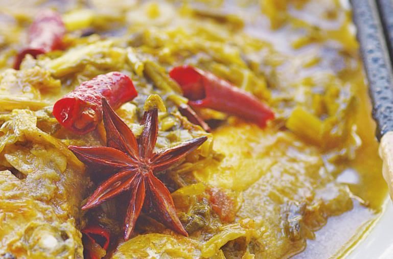 试试看|用这种菜烧小黄鱼,鱼肉嫩滑,酸爽开胃,比红烧的还好吃,试试看