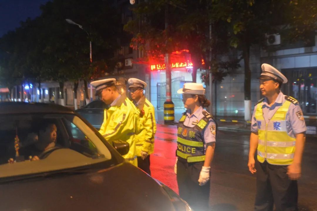  夹江|夹江交警冒雨夜查，查获酒后驾驶3起、无证驾驶1起