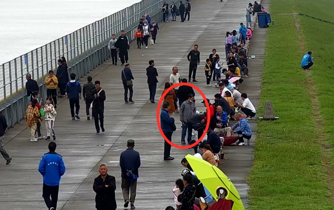 警方|钱塘江潮水有多好看？警方从观潮人群里揪出一个逃犯