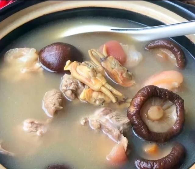  猪蹄|美味的猪蹄汤炖好了，爱美的女性朋友赶紧做起来吧