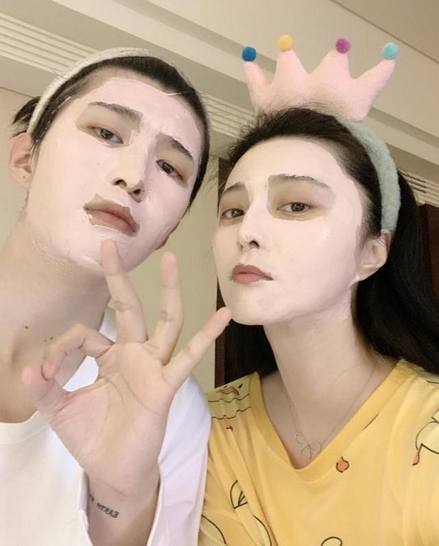  范冰冰|范冰冰和弟弟敷面膜拍照，看到两人的下巴对比，是否整容一目了然！