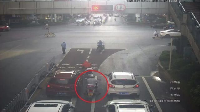  八一路交叉口|摩托车、电动车不按道行驶大曝光！丨创建曝光台