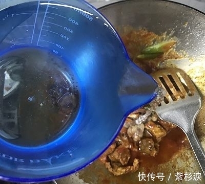  去除牛肉|家宴·西红柿炖牛腩