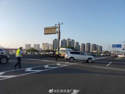  天津|天津 快速路四车追尾事故