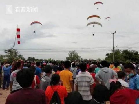现金|女子幸运中彩票巨奖 租滑翔伞庆生豪撒黄金现金