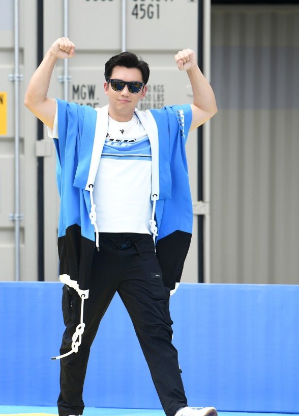 祝贺|《奔跑吧》第100期,郑恺获得唯一全勤奖,爱妻藏着肚子祝贺他