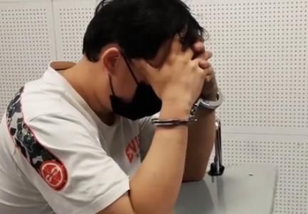  朋友|男子谎称能办入学；骗取10名家长90万元；一朋友被骗还帮着他数钱