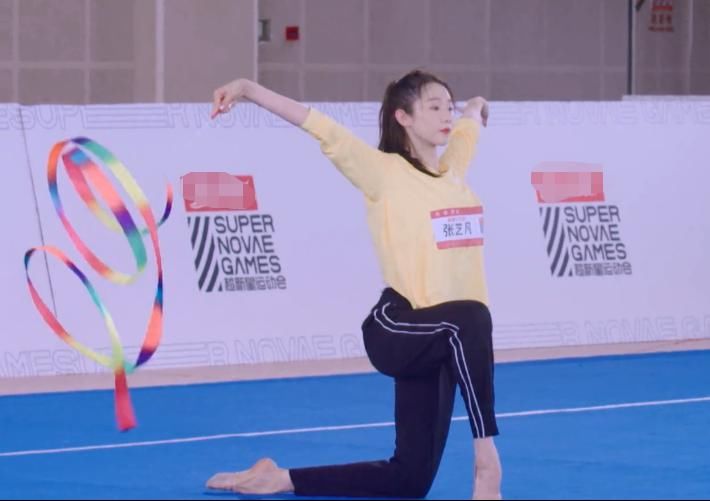  艺术体操|张艺凡艺术体操训练，细看她的舞蹈动作，基本功如何一眼看出