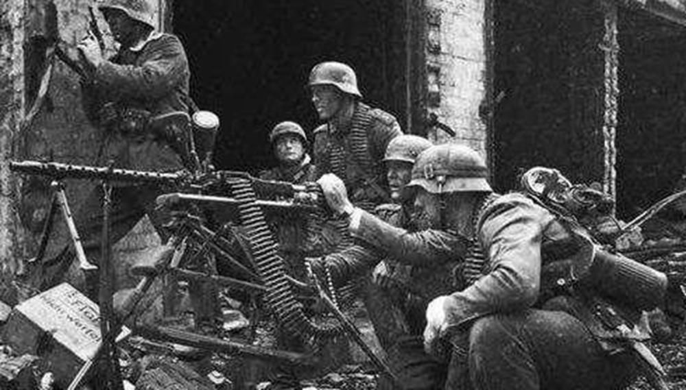 德军|二战德国投降后，与苏军最后一战—布拉格战役，86万德军成俘虏