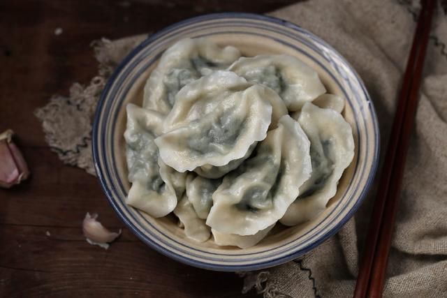  拌成|这菜虽然一股怪味儿，拌成饺子馅却鲜美无比，学会都能开饺子馆了