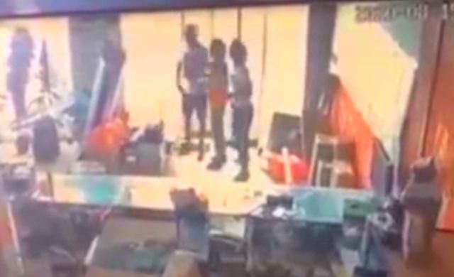  保护|爆炸瞬间丈夫用身体护住妻子：作为男人必须保护好家人