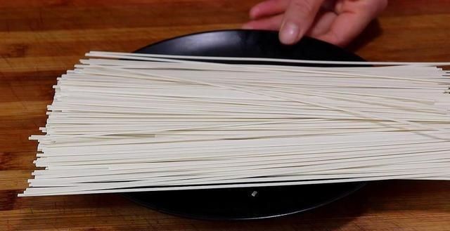 翻炒|面条别再煮着吃,教你新吃法,比吃肉还解馋,家人天天点名要吃