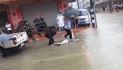  走路|突发！男子路口触电身亡，网友惊呼：走路都不安全了？官方回应...