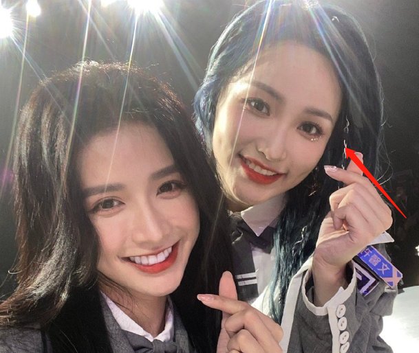  小姐姐们|蔡卓宜上THE9团综，晒合影时不开美颜，婧妹们的颜值好真实