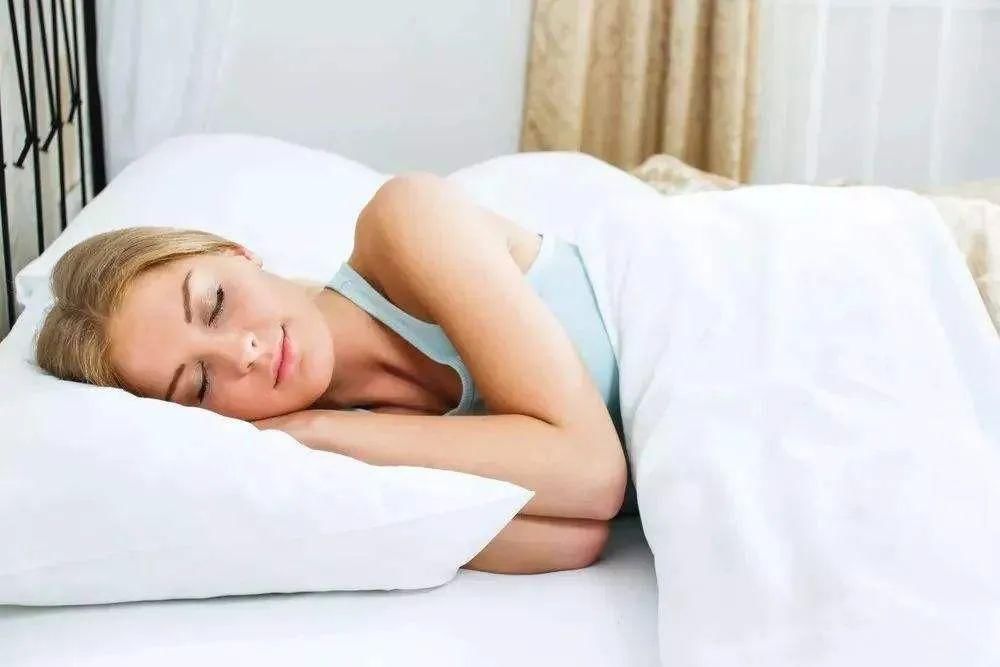  夫妻|为何越来越多的夫妻，到了中年就分床睡？背后的原因很现实