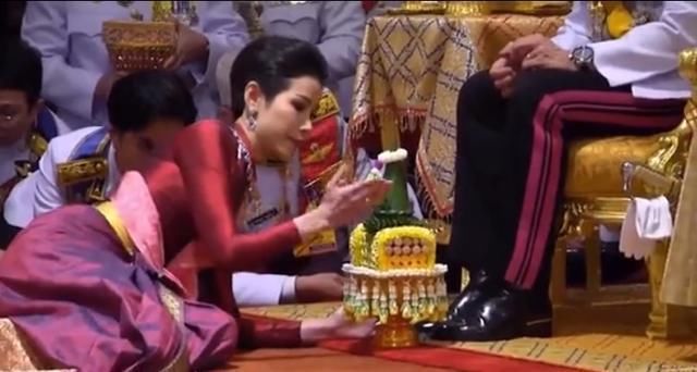  苏提达王后|诗妮娜匍匐在泰王的脚下时真心酸，穿露脐装白皙水润，遮不住卑微