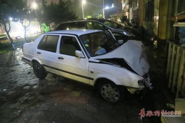  路边店面|凌晨2点上演惊心一幕！车被撞的面目全非