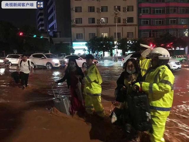 大理|云南大理突降暴雨 城区多地积水严重