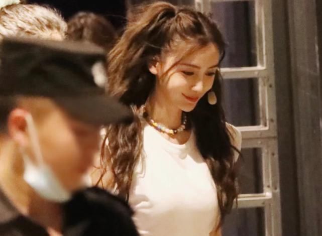  人气|蔡徐坤《快本》生图，梳背头造型成熟，同期嘉宾还有高人气女明星