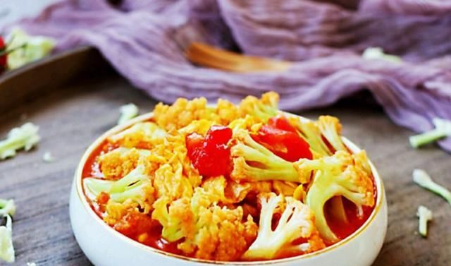  道菜|大厨带来花菜新吃法，3种蔬菜加1把盐炒一大盘，营养美味好下饭