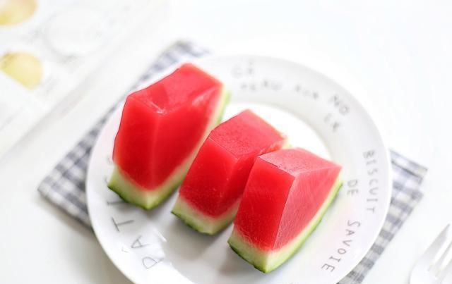  西瓜汁|西瓜买回来别直接吃，换个小花样，口味升级，清凉软嫩好消暑