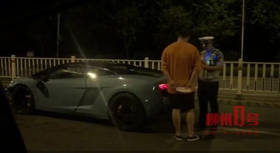  隔离|兰博基尼撞飞学院路隔离栏，铁杆插入车内！半小时后一男子报警自称是司机