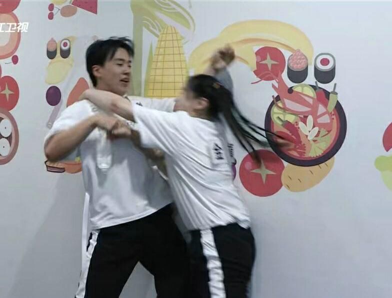  蔡徐坤|《奔跑吧》最新一期看点多，吴磊、蔡徐坤撕名牌，沙溢直呼不公平