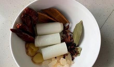  大厨|酱牛肉怎么做？大厨教你正确做法，牛肉软烂入味，酱香味十足