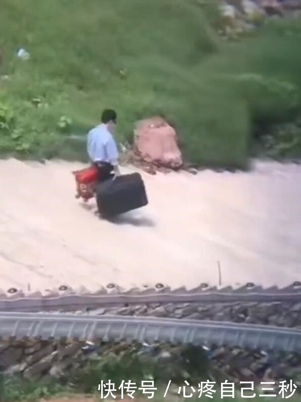 累到|黄晓明高温下帮赵丽颖提行李,累到浑身是汗大喘气,仍抢着干活!