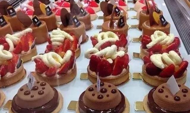 终身|世上最奇葩的蛋糕店，10分钟能吃完1块终身免单游客太难受了