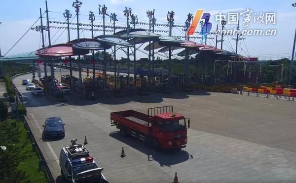  仪表盘上|看美女直播能提神？司机边开车边看手机 被高速交警拦下