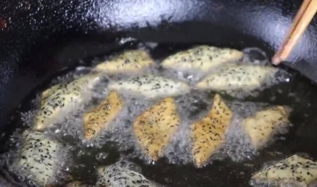  打入|黑芝麻打入2个鸡蛋，简单一做，孩子三天两头点名吃，百吃不厌