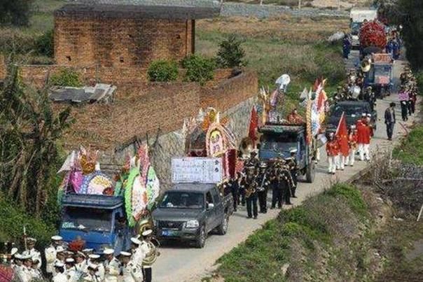 遇上|在农村，如果婚车遇上出殡车，谁该让道？这里有啥讲究？