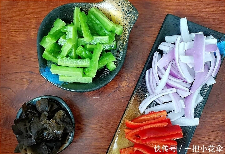颜色|做苦瓜时,到底要不要焯水?很多人做错,难怪颜色发黄,苦味重