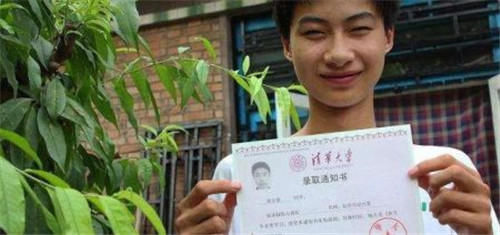  废品|他对瘫痪母亲不离不弃，靠捡废品偿还巨债，最后以744分考入清华