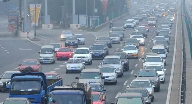 快车道|本田快车道龟速行驶,看到车尾以后,后车纷纷竖起大拇指